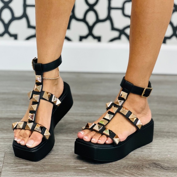 *NEW* Black Get Your Glam On Studded Sandals Size 8.5 Forever Brand - Picture 2 of 7